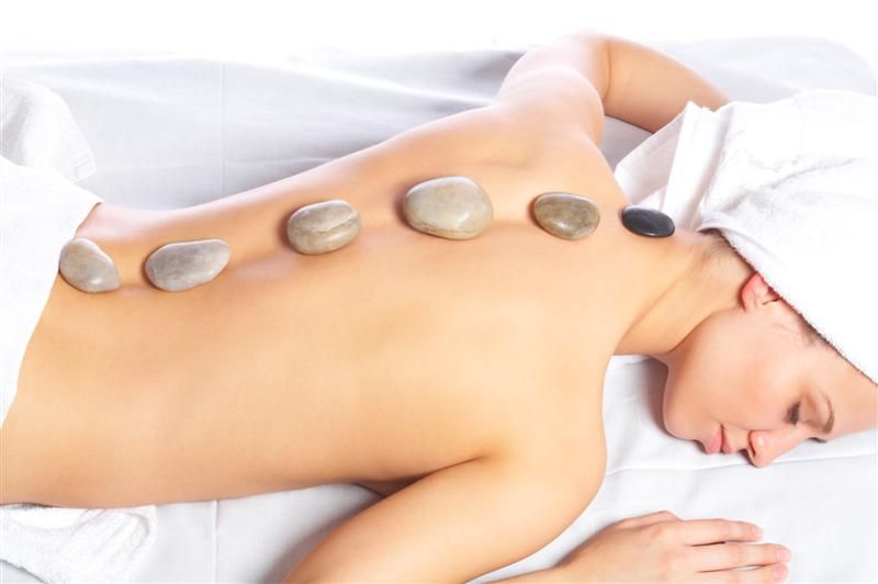Le massage aux pierres chaudes contre les noeuds musculaires