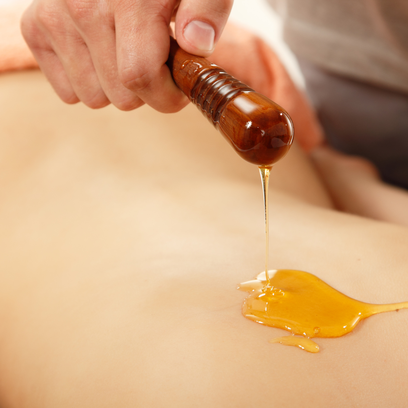 Le massage au miel, douceur externe et détente interne