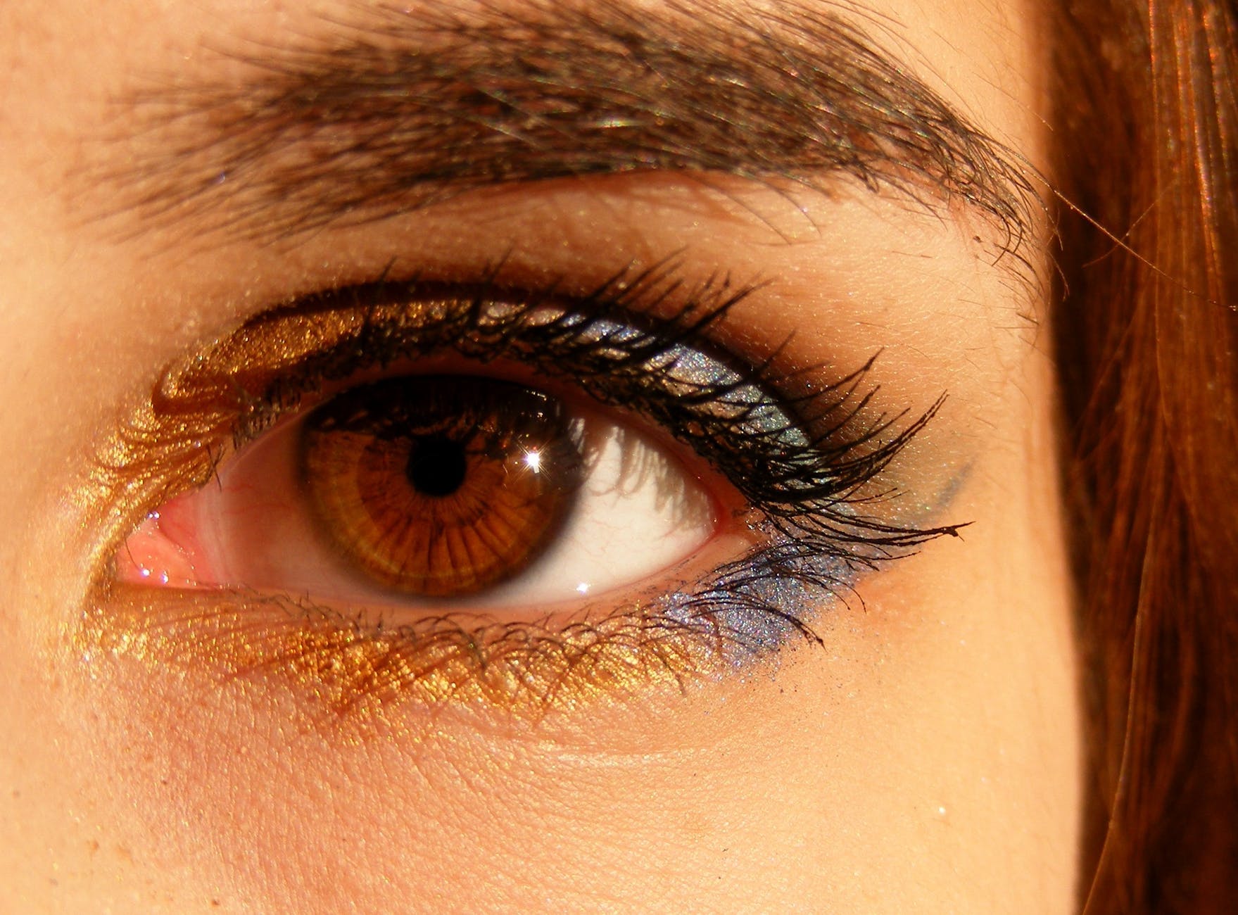 Maquillage yeux marrons : toutes les astuces pour éviter les faux