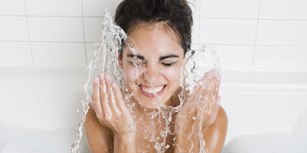 L'eau gazeuse pour nettoyer son visage