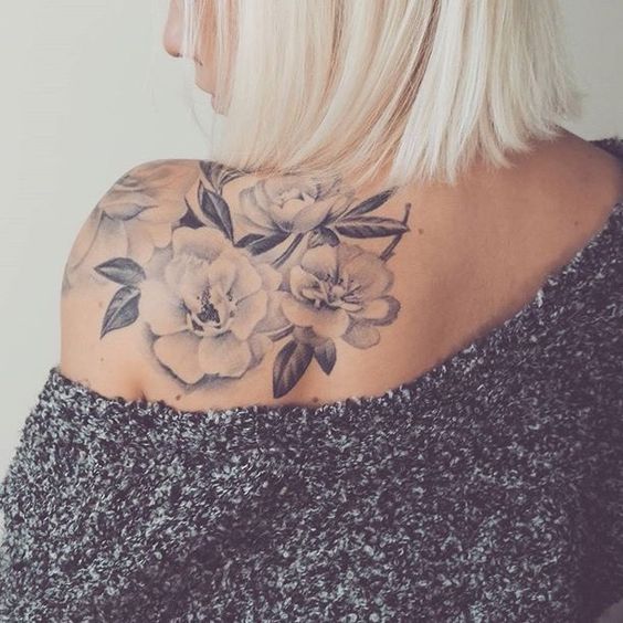 Tatouage rose épaule