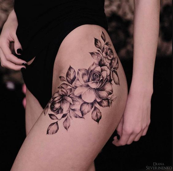 Tatouage rose hanche 