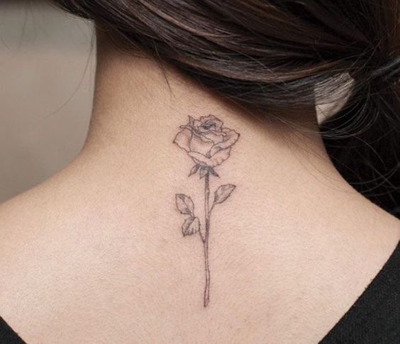 Tatouage rose nuque