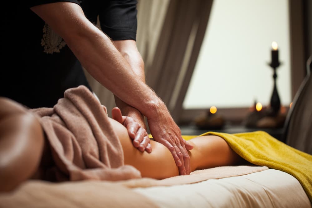 un homme réalise un massage sexy à sa femme